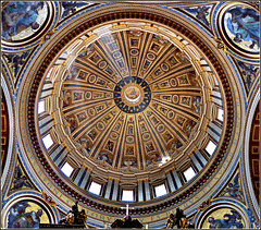 Vaticano : La grande cupola di San Pietro che sovrasta il sontuoso altare