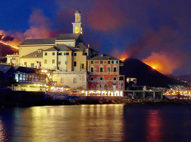 SPC 8/2019 "fire" - Un panorama di fuoco dietro la chiesa di S.Antonio a Boccadasse