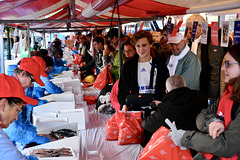 Leidens Ontzet 2019 – Distribution of herring and bread – Cleaning herrings