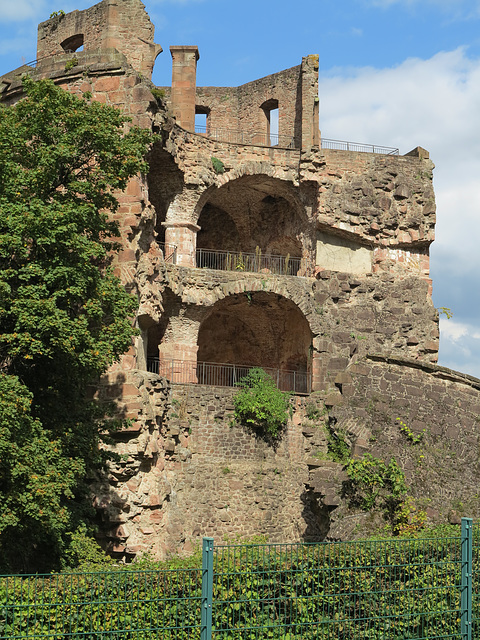 SO-Seite des Schlosses, der Pulverturm