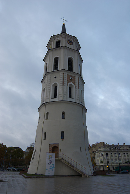 Der Glockenturm von der Kathedrale St. Stanislaus und St. Ladislaus