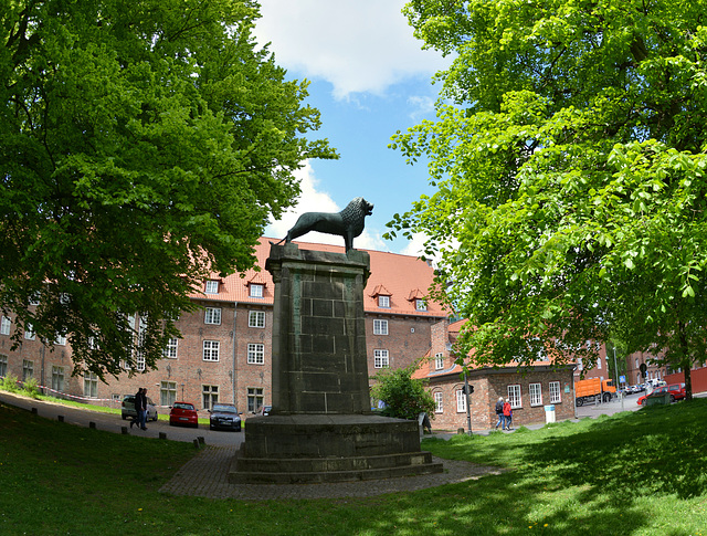 Domkirchhof in Lübeck mit Löwenstatue (PiP)