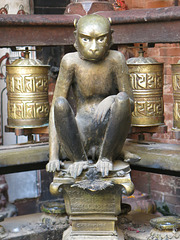 Hanuman (hindouiste) devant des moulins à prière (bouddhistes), Durbar Square, Patan (Lalitpur), Kathmandu (Népal)