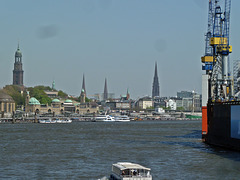 Türme, Kräne, Wasser, Hafenflair, alles auch ein Stück Hamburg