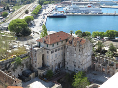 En haut de la cathédrale : le port