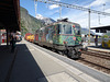 SBB Lokomotive Re 420 250-3 mit einem Güterzug bei der Durchfahrt im Bahnhof Martigny in richtung Sion, Brig