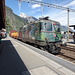 SBB Lokomotive Re 420 250-3 mit einem Güterzug bei der Durchfahrt im Bahnhof Martigny in richtung Sion, Brig