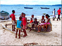 Y3280 - Nosy Komba la spiaggia di Ramena - tanti bambini color cioccolato !!