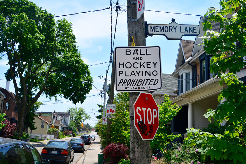 Canada 2016 – Toronto – Ball and hockey playing prohibited down Memory Lane
