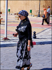 Kairouan : Una elegante signora tunisina per le vie del mercato