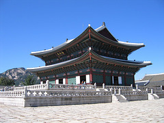 La eksa reĝa palaco Gyeongbok-gung  en Seulo