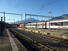 Der IR90 Genf Airoport-Brig im Bahnhof Aigle
