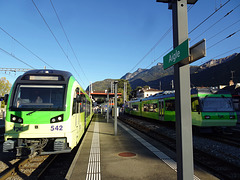 Zwei Züge der TPC im Bahnhof Aigle. Rechts der Zug Aigle-Lesyn, und links der Zug Aigle-Champéry