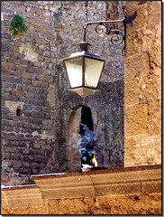 Bracciano : un bel lampione nel cortile del Castello Odescalchi