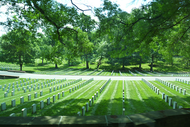El cementerio nacional de Arlington en Arlington, Virginia, es un cementerio militar estadounidense establecido, durante la Guerra de Secesión, en los terrenos de Robert E. Lee. Está situado cerca del