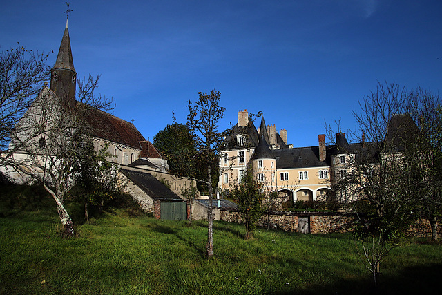 Le château de Moléans , surplombant la vallée de la Conie ( 28 )