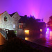 lumières de fêtes de fin d'année à Pont Aven, par une nuit de brouillard