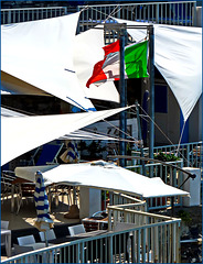 - HAPPY FENCE FRIDAY -16.12.22 - Ombrelloni, vele , bandiere e ringhiere a Genova Quinto.