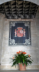 Banner mit spanischem Wappen im Eingangsbereich des Almudaina-Palastes in Palma de Mallorca