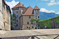 ANNECY  Cour du chateau