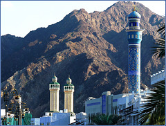 Mutrah : 2 moskee e un pò di lampioni dorati