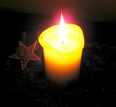 Alle Dunkelheit der Welt kann das Licht einer einzigen Kerze nicht auslöschen.