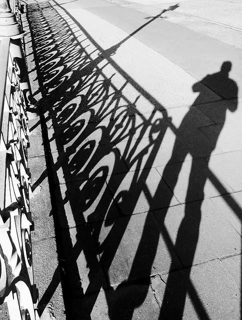 Der Schattenmann an der  Werftbrücke, Hamburg-Winterhude