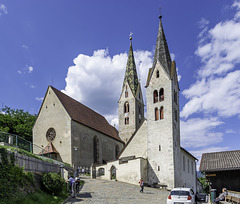 Pfarrkirche St. Stephan (Villanders), rechts die Friedhofskapelle