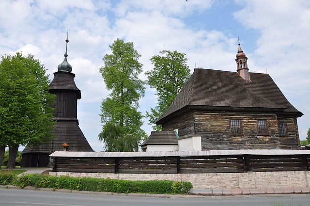 Ligna preĝejo de Sankta Nikolao kaj ligna sonorilejo en Veliny, distrikto Pardubice