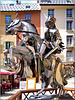 Briançon : Un guerriero metallico a cavallo nel centro città