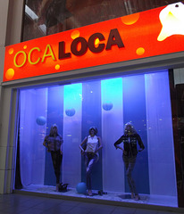 Oca Loca blue window shopping