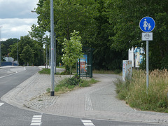 Letzte Einmündung in die Warthestraße vor der Rammrathbrücke (auf Teltower Seite): Am unteren Bildrand mündet die Straße „Am Teltowkanal“ in die Warthestraße ein.