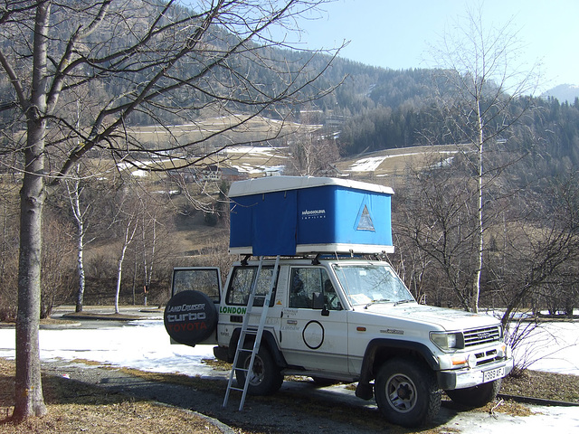 Land Cruiser with roof tent