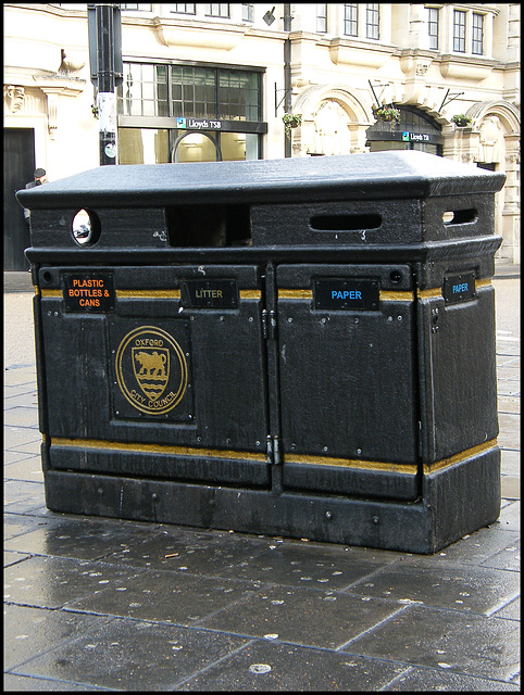 old-style recycling bin