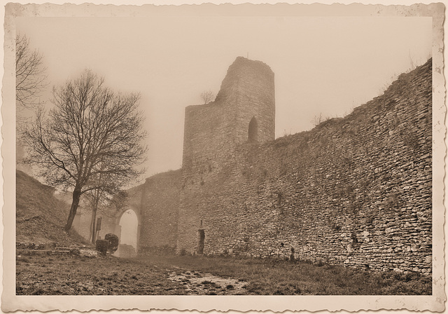 Crémieu (38) 11 novembre 2015. Vestiges du château de la colline Saint-Hyppolite.