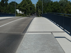 Neue Rammrathbrücke über den Teltowkanal in Teltow (Warthestraße), östlicher Bürgersteig