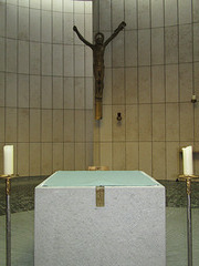 Altar u. Blick zum Kreuz