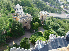 Burg Lahneck, Blick vom Bergfried auf den Torbau