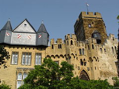 Burg Lahneck, Front mit Bergfried