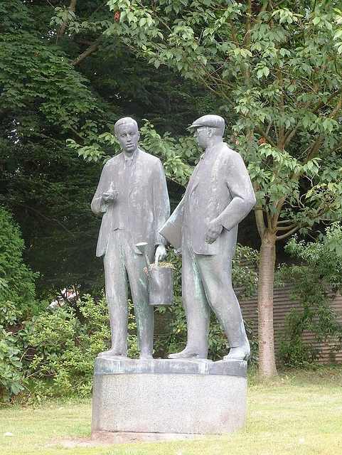 Statuo de fratoj Čapek en Malé Svatoňovice