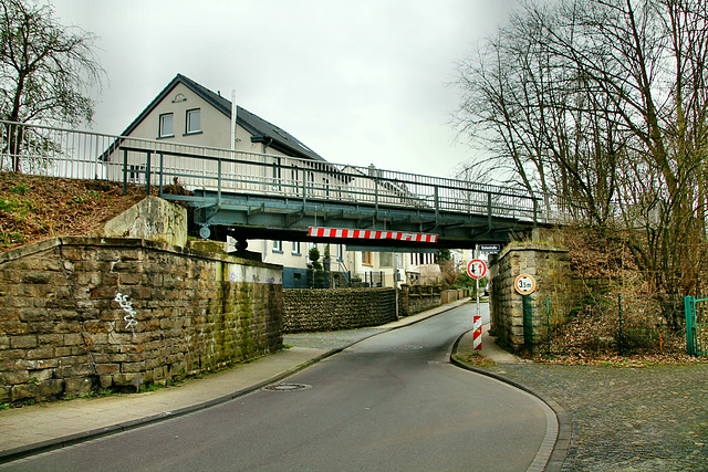 Brücke der ehem. Bahnstrecke Dortmund-Löttringhausen–Bochum-Langendreer über der Kreisstraße (Witten-Rüdinghausen) / 8.03.2020