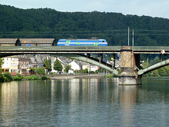 Güterzug gezogen von einer Lokomotive der NIAG, überquert die Mosel bei Güls richtung Koblenz