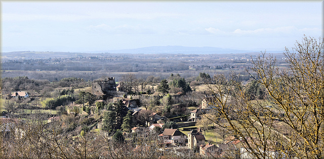 Crémieu (38) 25 février 2015. Vue sur le château Delphinal depuis la colline Saint-Hippolyte.
