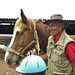 Vouvant : Bruno Ripaud kun la bluokula ĉevalo Junior (maloftaĵo ĉe tiu ĉevala raso) / Bruno Ripaud avec le cheval aux yeux bleus Junior (chose rare chez cette race de chevaux) — P1010503