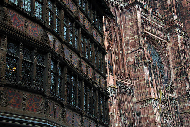 A côté de  la cathédrale de Strasbourg , la maison Kammerzell , construite à partir de 1427 ..