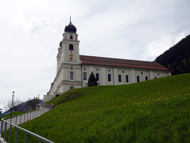 Klosterkirche Disentis mit dem Klosteranbau