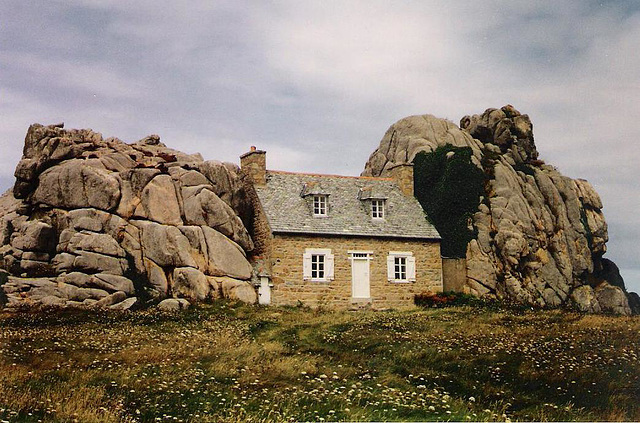 La maison entre les rochers