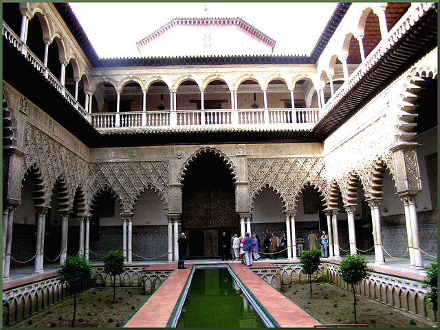 Patio de las Doncellas (Mädchenhof) in den Reales Alcázares in Sevilla