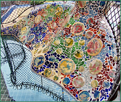Barcellona : Una composizione artistica di ANTONI GAUDI nel cortile di Casa Batlló