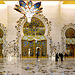 AbuDhabi : tante porte di accesso per i molti visitatori della moskea - questa è solo la sala di accoglienza - le porte coi vetri stellati sono l'ingresso alla moskea